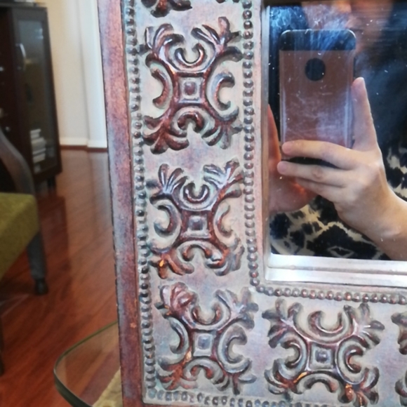 Unique and Beautiful Decorative Mirror - Picture 2 of 4